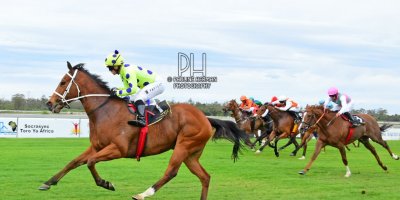 R6 Yvette Bremner Wayne Agrella Sir Frenchie-Fairview Racecourse-25 October 20191-PHP_4739